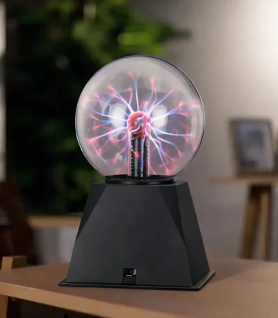 Bola de plasma com raios luminosos, ideal para decoração científica e educativa. Perfeita para um escritório ou sala de aula, trazendo um toque moderno e educativo.