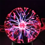 Lâmpada de plasma de 25cm com descargas elétricas coloridas em forma de relâmpagos, visível em ambiente escuro, destacando-se pelo efeito luminoso vibrante.