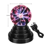 Lâmpada de plasma com efeito de relâmpagos coloridos dentro de uma esfera de 8-16 palavras, vista de frente, com base preta e cabo USB ao lado.