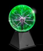 Lâmpada de plasma verde com filamentos luminosos que se estendem de um núcleo central, exibindo um efeito de relâmpago dentro de uma esfera de vidro.