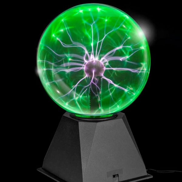 Lâmpada de plasma verde com filamentos luminosos que se estendem de um núcleo central, exibindo um efeito de relâmpago dentro de uma esfera de vidro.