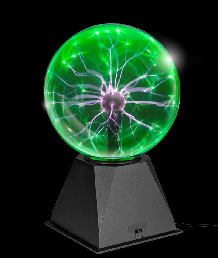 Lâmpada de plasma verde com filamentos luminosos que se estendem de um núcleo central, exibindo um efeito de relâmpago dentro de uma esfera de vidro.