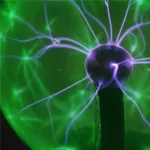 Lâmpada de plasma verde com descargas elétricas visíveis, mostrando fios de plasma azul e verde em torno de uma esfera de vidro.