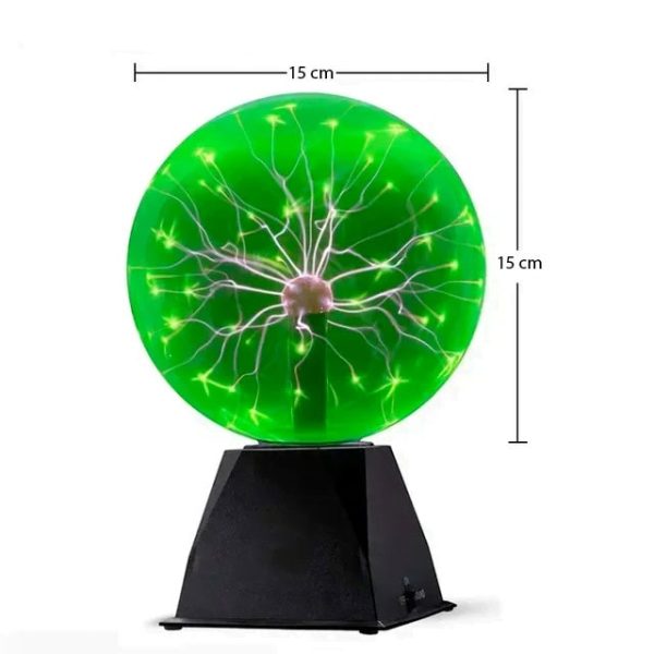 Lâmpada de plasma verde com filamentos brilhantes e base preta, medindo 15 cm de diâmetro e altura, exibindo descargas elétricas visíveis dentro do globo.