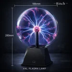Lâmpada de plasma gigante com raios elétricos coloridos no interior.