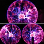 Lâmpada de plasma de 30 cm com descargas elétricas coloridas em tons de rosa, azul e branco, exibindo padrões de faíscas e relâmpagos dentro de uma esfera de vidro.