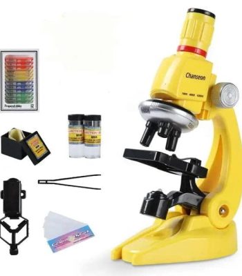 Microscópio de brinquedo amarelo com lente ajustável, acessórios incluindo lâminas, pipetas, reagentes e pinças, ideal para experiências educativas.