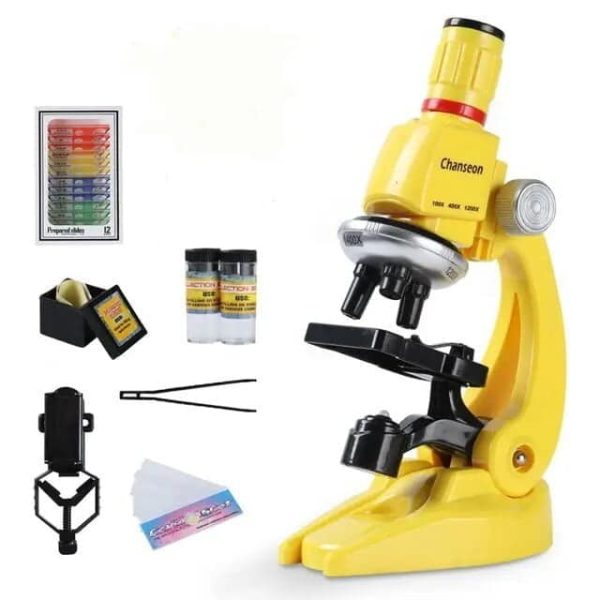 Microscópio de brinquedo amarelo com lente ajustável, acessórios incluindo lâminas, pipetas, reagentes e pinças, ideal para experiências educativas.