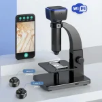 Microscópio digital com câmara, suporte ajustável, lentes de 500x e 2000x, conectado a smartphone via Wi-Fi, com acessórios de lentes adicionais.