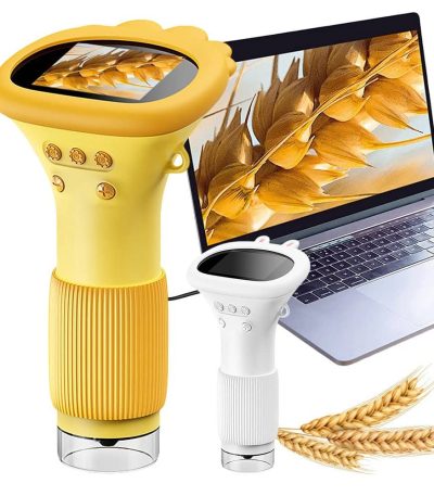 Lupa de mão amarela com luz LED, conectada a um computador portátil, usada para observação detalhada de objetos pequenos.