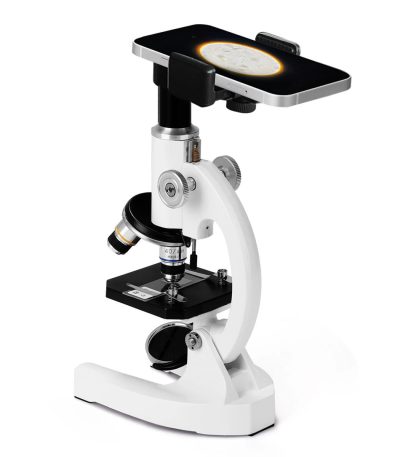 Microscópio branco com suporte ajustável, lente objetiva, e uma plataforma de amostras, ideal para estudos iniciais de ciências.