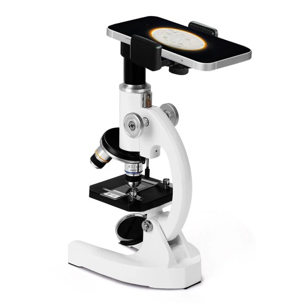 Microscópio branco com suporte ajustável, lente objetiva, e uma plataforma de amostras, ideal para estudos iniciais de ciências.