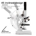 Microscópio com estrutura branca e preta, com objetivo ajustável e base sólida, exibindo o design inclinado de 45 graus para observação confortável.