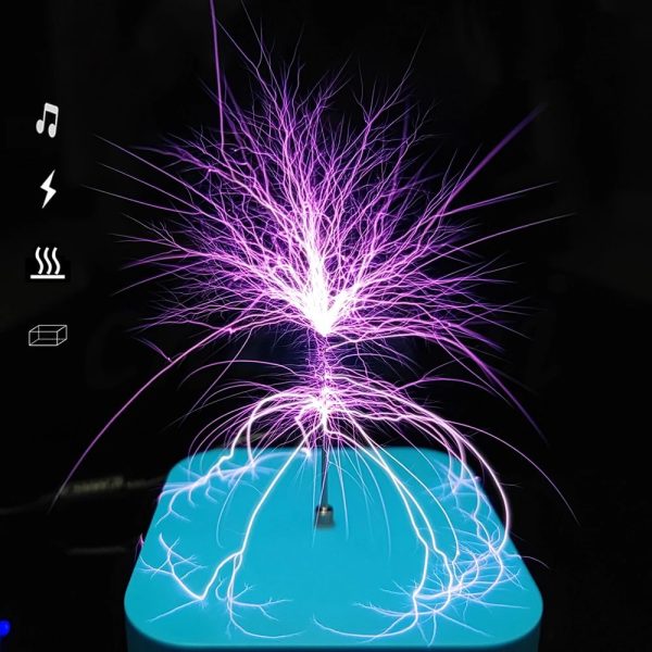 Descarga elétrica violeta e branca de uma mini bobina de Tesla em ação, com faíscas brilhantes e efeito de plasma, sobre uma base azul.