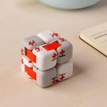 Cubo de quebra-cabeças com peças brancas e vermelhas, formando um cubo tridimensional.