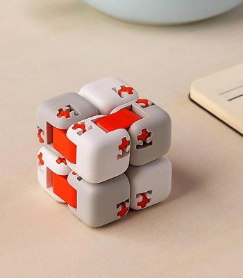 Cubo de quebra-cabeças com peças brancas e vermelhas, formando um cubo tridimensional.