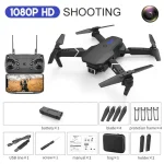 Drone preto com quatro hélices, câmera na parte inferior, controle remoto com antenas, bateria, cabos USB, lâminas extras, proteção de estrutura, manual e estojo de transporte.