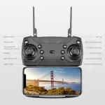 Controlo remoto de drone com antenas, botões e joysticks, ligado a um telemóvel que mostra uma ponte e paisagem ao fundo.