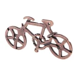 Peça de puzzle em metal com forma de bicicleta, vista de lado, com detalhes nas rodas e estrutura.