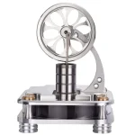 Motor Stirling a vapor com roda de expansão, pistão e estrutura metálica, visto de frente, com detalhes de componentes metálicos e base de suporte.