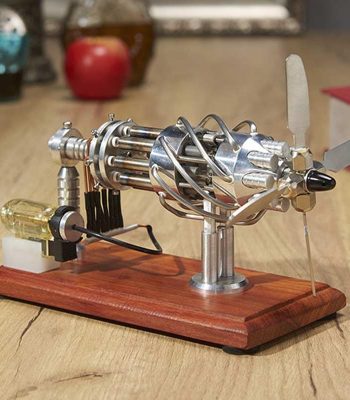 Modelo de motor Stirling com hélice, componentes metálicos e base de madeira, usado para demonstrações educativas de motores térmicos.