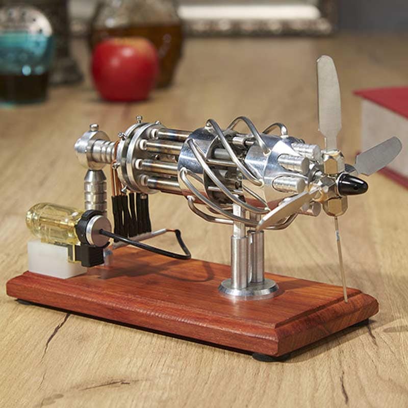 Modelo de motor Stirling com hélice, componentes metálicos e base de madeira, usado para demonstrações educativas de motores térmicos.