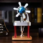 Motor Stirling com hélice azul e estrutura metálica, apoiado numa base de madeira, com componentes visíveis e detalhes técnicos.