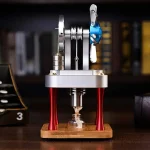 Motor Stirling com hélice azul, estrutura metálica e base de madeira, em foco, com fundo de estantes de livros desfocado.