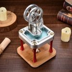 Motor Stirling de alta temperatura com rodas de metal, base de madeira e componentes metálicos visíveis, usado para demonstrações científicas.