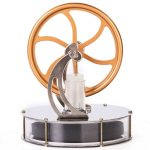 Motor Stirling com roda de expansão de cobre, pistão e câmara de combustão, usado para demonstrações educativas de energia térmica.