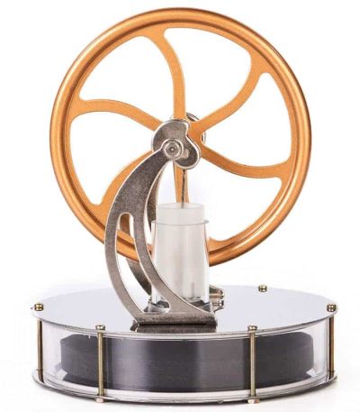 Motor Stirling com roda de expansão de cobre, pistão e câmara de combustão, usado para demonstrações educativas de energia térmica.
