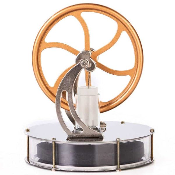 Motor Stirling com roda de expansão de cobre, pistão e câmara de combustão, usado para demonstrações educativas de energia térmica.