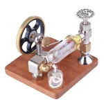 Modelo de motor Stirling decorativo com rodas, cilindro de vidro e base de madeira, usado para demonstrações educativas de ciência.