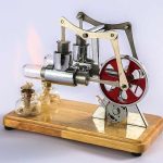 Motor Stirling de madeira com componentes metálicos, roda vermelha e base de madeira, em funcionamento com calor visível.
