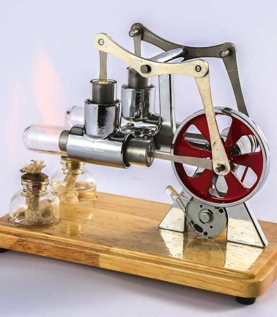 Motor Stirling de madeira com componentes metálicos, roda vermelha e base de madeira, em funcionamento com calor visível.