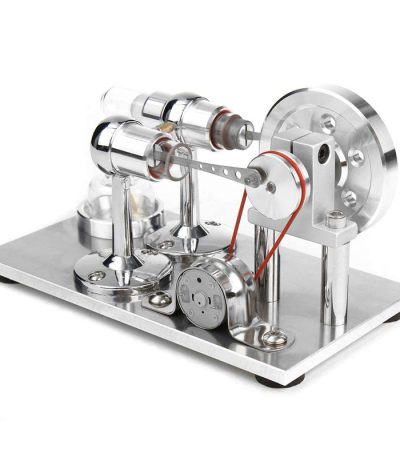 Modelo de gerador de Stirling com componentes metálicos, cilindros e roda de transmissão em uma base de metal.