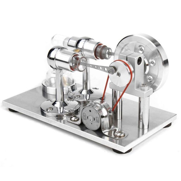 Modelo de gerador de Stirling com componentes metálicos, cilindros e roda de transmissão em uma base de metal.