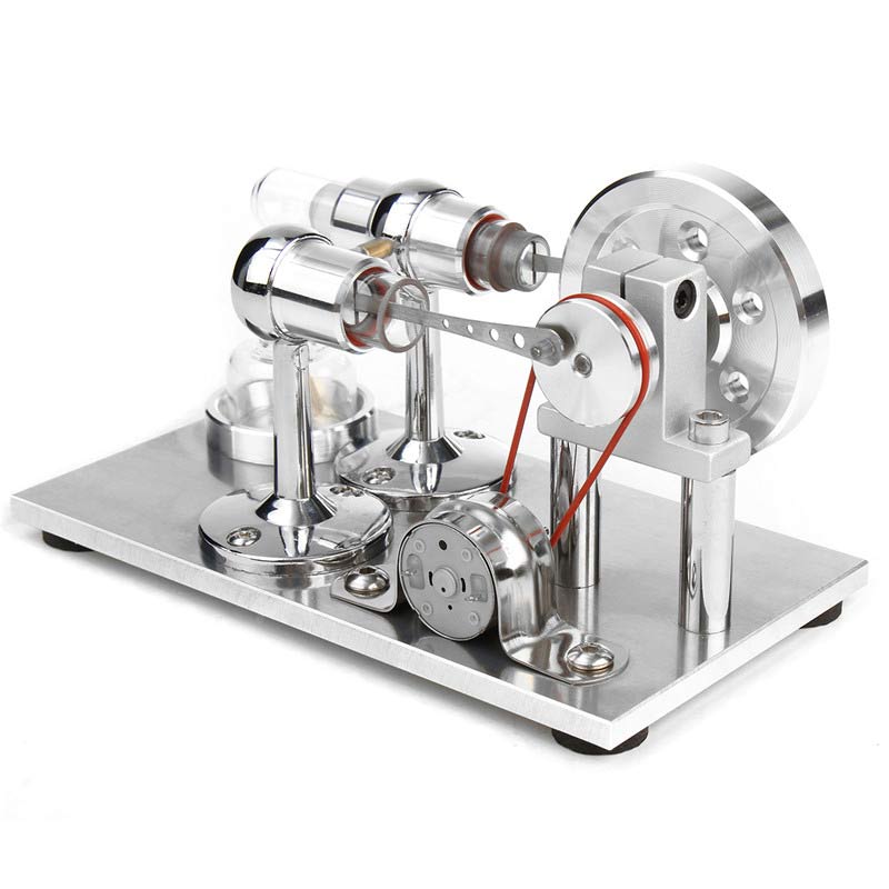 Modelo de gerador de Stirling com componentes metálicos, cilindros e roda de transmissão em uma base de metal.