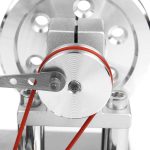 Vista frontal de um motor Stirling com componentes metálicos brilhantes, incluindo um pistão, para uso decorativo e educativo.