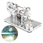 Gerador de Stirling com componentes metálicos brilhantes, tubo de vidro, roda e motor, em base de metal, com detalhe de luz azulada na parte inferior esquerda.