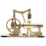 Motor Stirling com componentes dourados, rodas e cilindro de vidro, mostrando detalhes do mecanismo de funcionamento.
