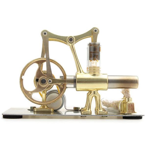 Motor Stirling com componentes dourados, rodas e cilindro de vidro, mostrando detalhes do mecanismo de funcionamento.