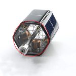 Motor Stirling solar com painel solar, eixo metálico, bobinas de cobre e componentes internos visíveis através de uma capa transparente.