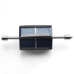 Motor Stirling solar com painéis solares, eixo metálico e componentes de levitação magnética, visto de frente.