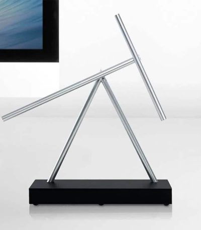 Pêndulo de Newton Bastão com hastes de metal e base preta, demonstrando o movimento de colisão de esferas.
