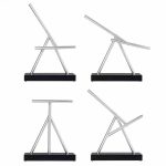 Quatro ângulos diferentes do pêndulo de Newton Bastão com estrutura de metal e base preta, mostrando o movimento e a disposição das hastes.