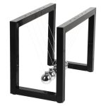 Pêndulo de Newton com moldura preta, bolas de metal brilhantes suspensas por fios finos, mostrando o movimento de transferência de energia.