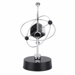 Modelo de átomo com núcleo central, órbitas de elétrons e esfera de energia, em cores metálicas e pretas, sobre base circular.