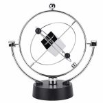 Pêndulo de Newton Cubo com esferas de metal, estrutura de metal e base preta, mostrando movimento de esferas em diferentes posições.