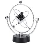 Pêndulo de Newton Cubo com esferas metálicas e estrutura de metal brilhante, base preta, mostrando movimento de esferas em diferentes posições.
